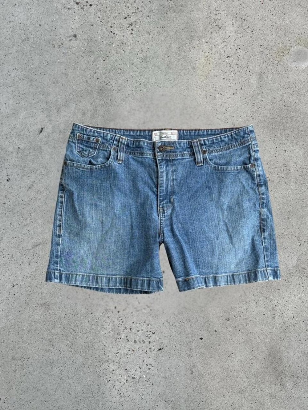 2000s Levi's denim shorts